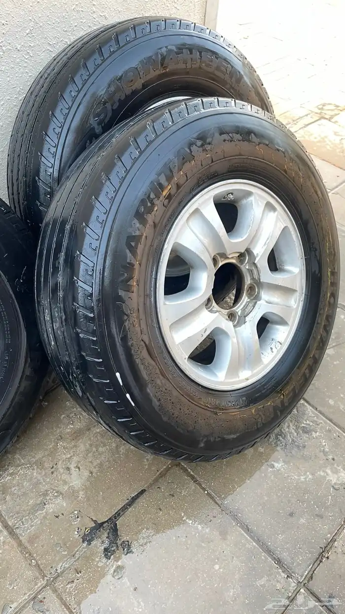 للبيع اربع جنوط مع كفرات مقاس 17 5