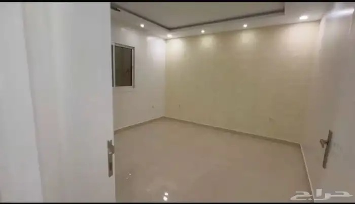 فيلا روف للبيع في حي المطار 9