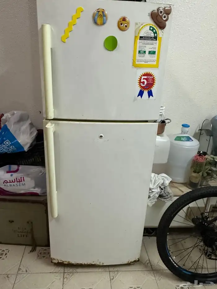 للبيع مجلس مع طاولات وبراد نظيف 4