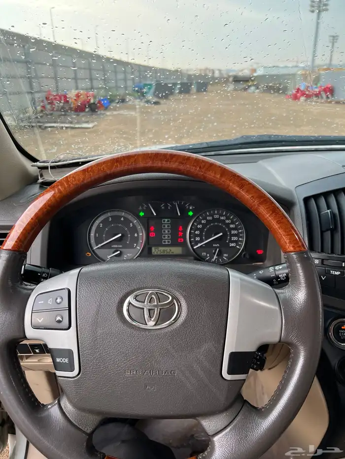 لاندكروزر 2013 فل كامل بريمي للبيع السياره نضيفه 7