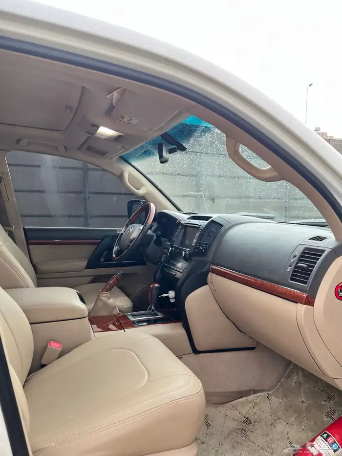 لاندكروزر 2013 فل كامل بريمي للبيع السياره نضيفه 5