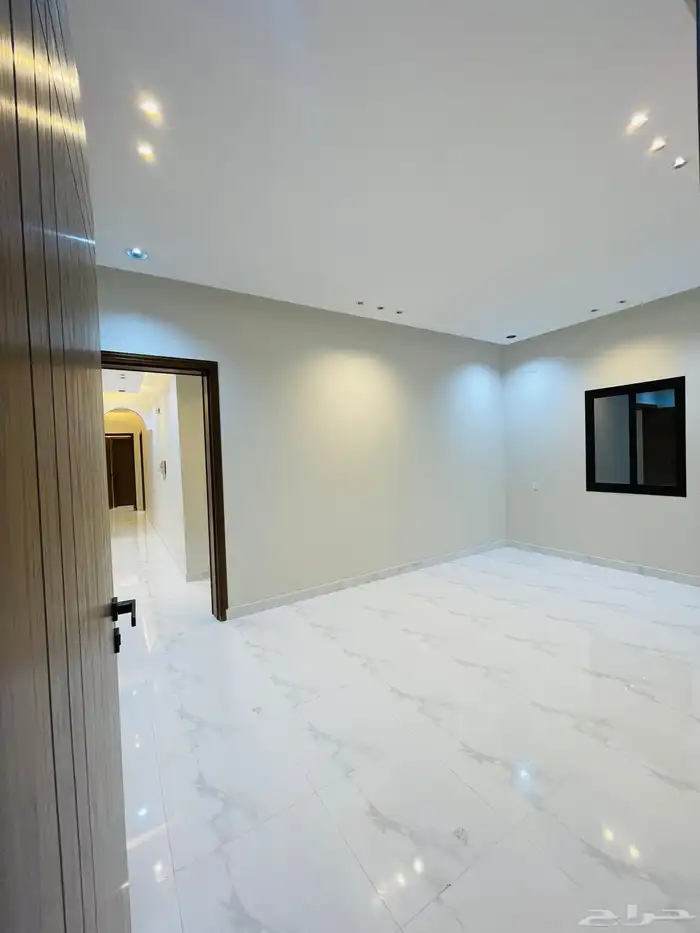للبيع ادوار ارضي بحوش مدخل سيارة من 580 الف شمال الخميس 9