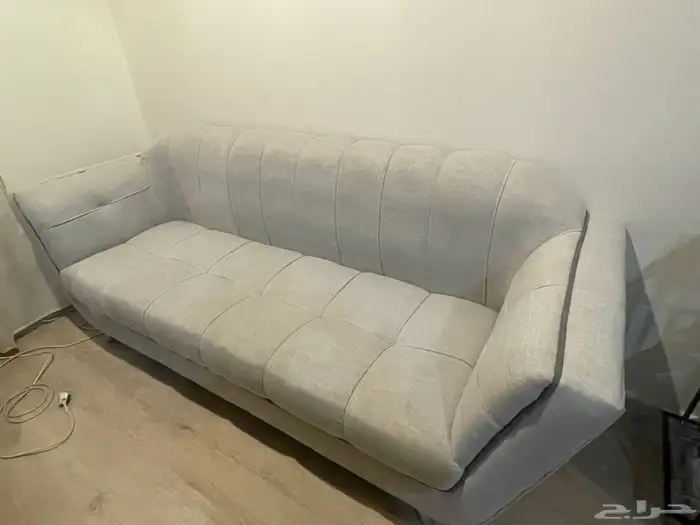 كنب نظيف 3 قطع مع طاوله 3