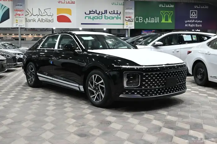 ازيرا بريميوم 2025 اسود 7