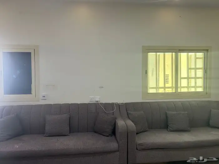 كنب كبير وشاشه 50 بوصه 4