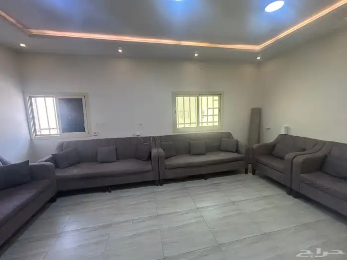 كنب كبير وشاشه 50 بوصه 1