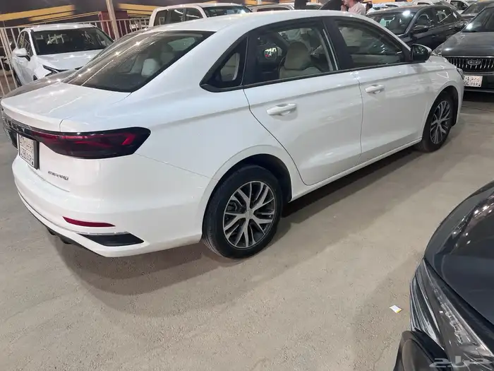 جيلي ام جراند 2023 استندر متوافر اللوان 1