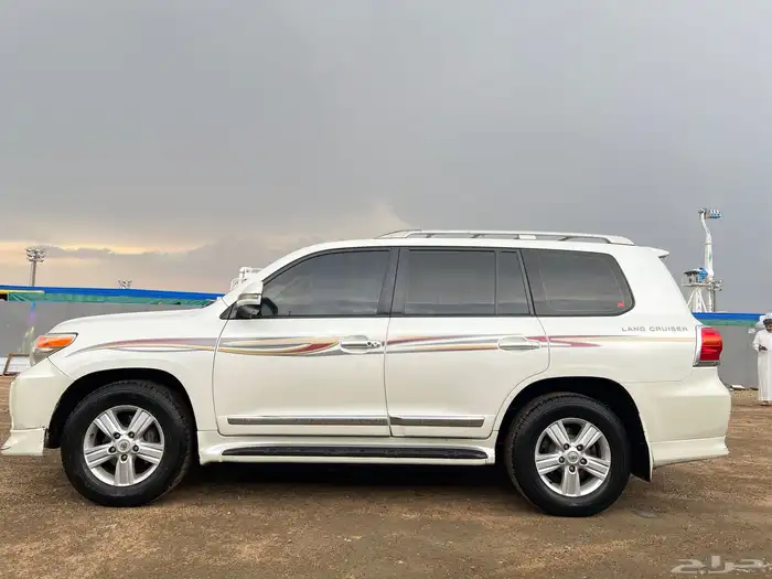 لاندكروزر 2013 فل كامل بريمي للبيع السياره نضيفه 1