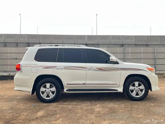لاندكروزر 2013 فل كامل بريمي للبيع السياره نضيفه 2