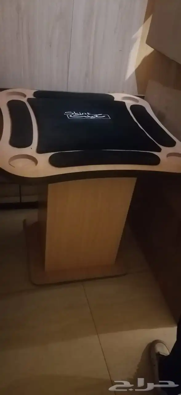 طاوله بلوت وكراسي خشبيه 0