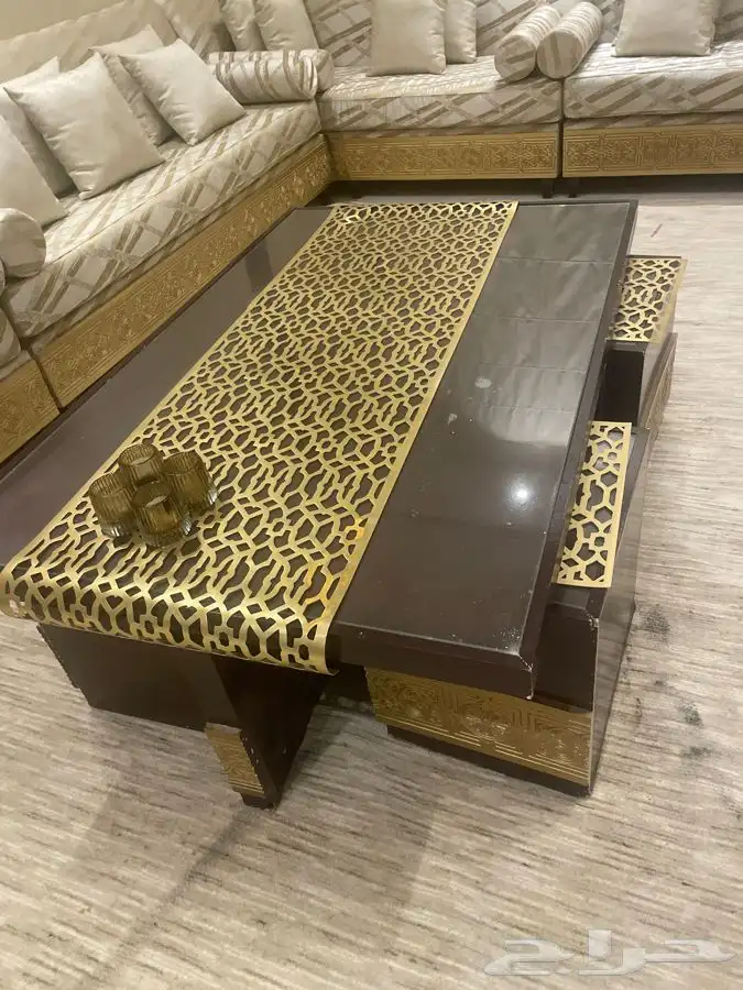طاوله مع اربع خدمة 0