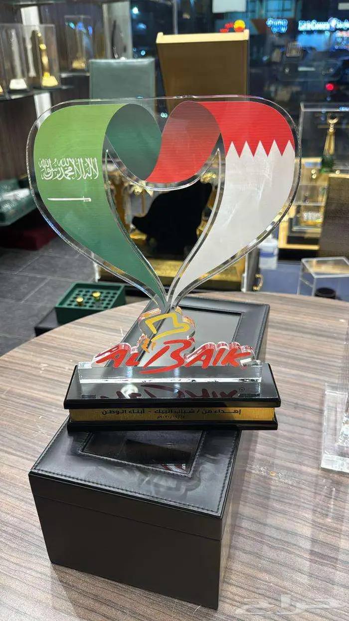 متخصصين في صناعه الدروع والمجسمات والهدايا والعلب بخاماتها 21
