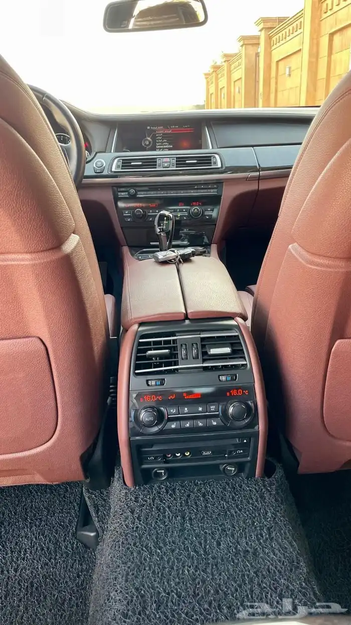بي ام دبليو 750 2015 37