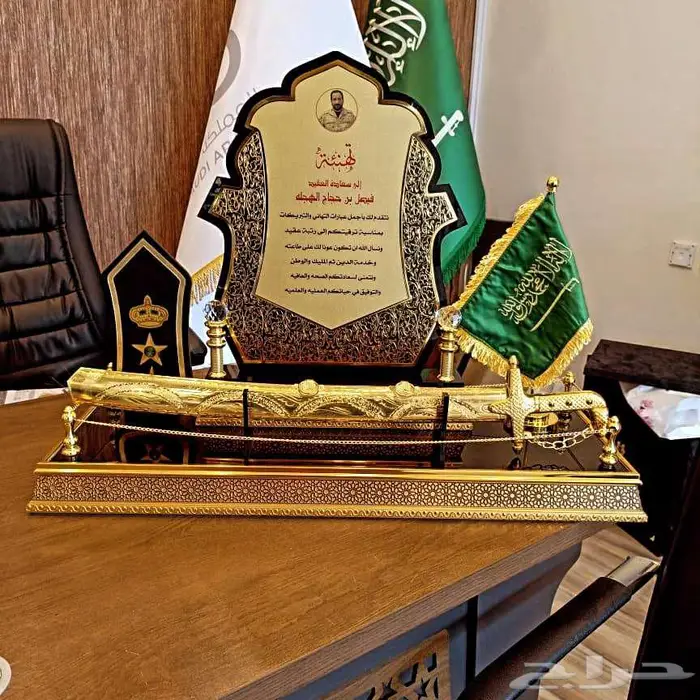 متخصصين في صناعه الدروع والمجسمات والهدايا والعلب بخاماتها 71