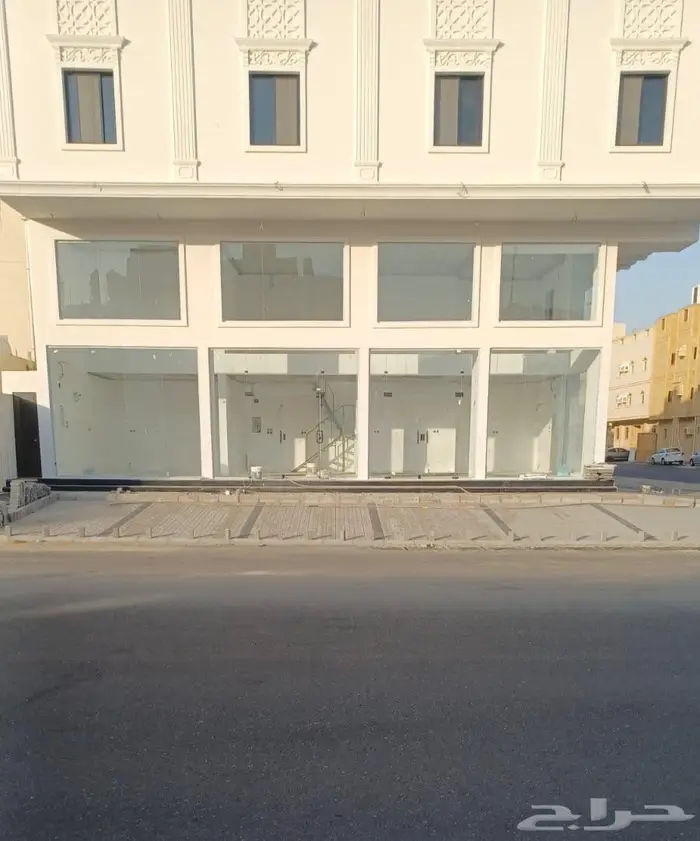 معارض ومحلات للإيجار بموقع مميز 0