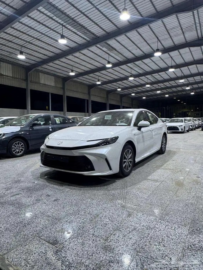 تويوتا كامرى E استندر 2500 cc هايبرد ابيض موديل 2025 2