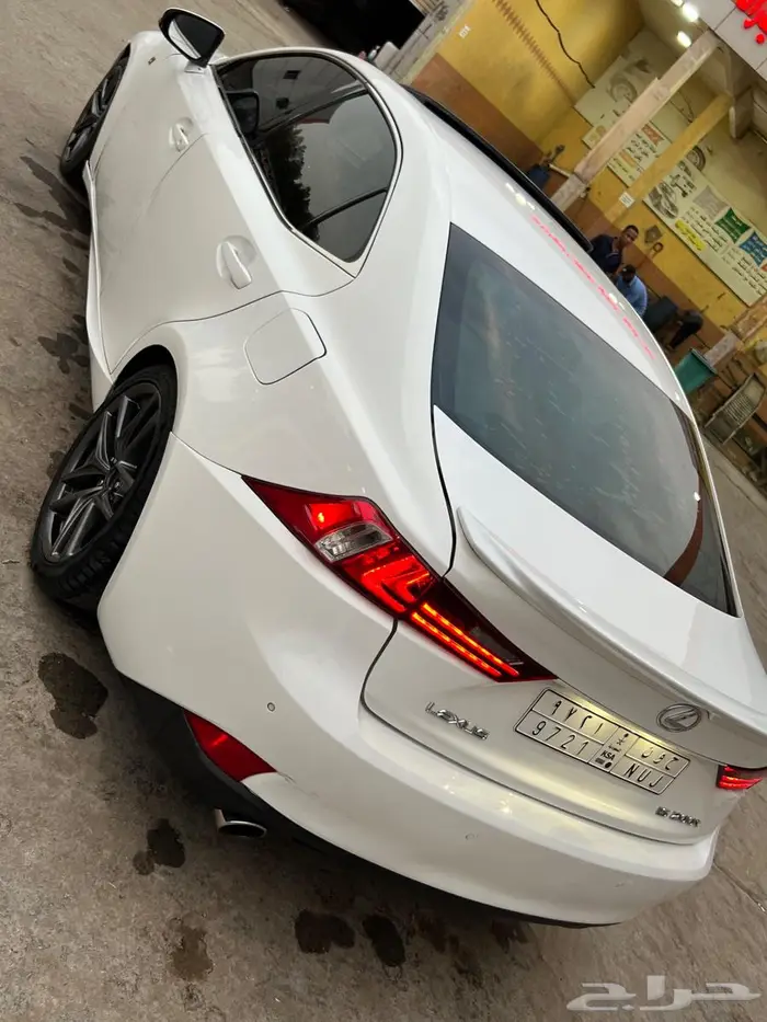 للبيع لكزس is 200t 2016 7