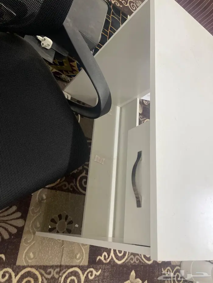 كرسي مع طاولة 0