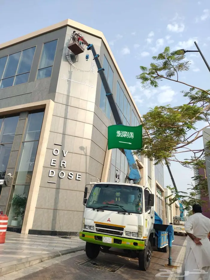 Boom truck with baskit for rent 0