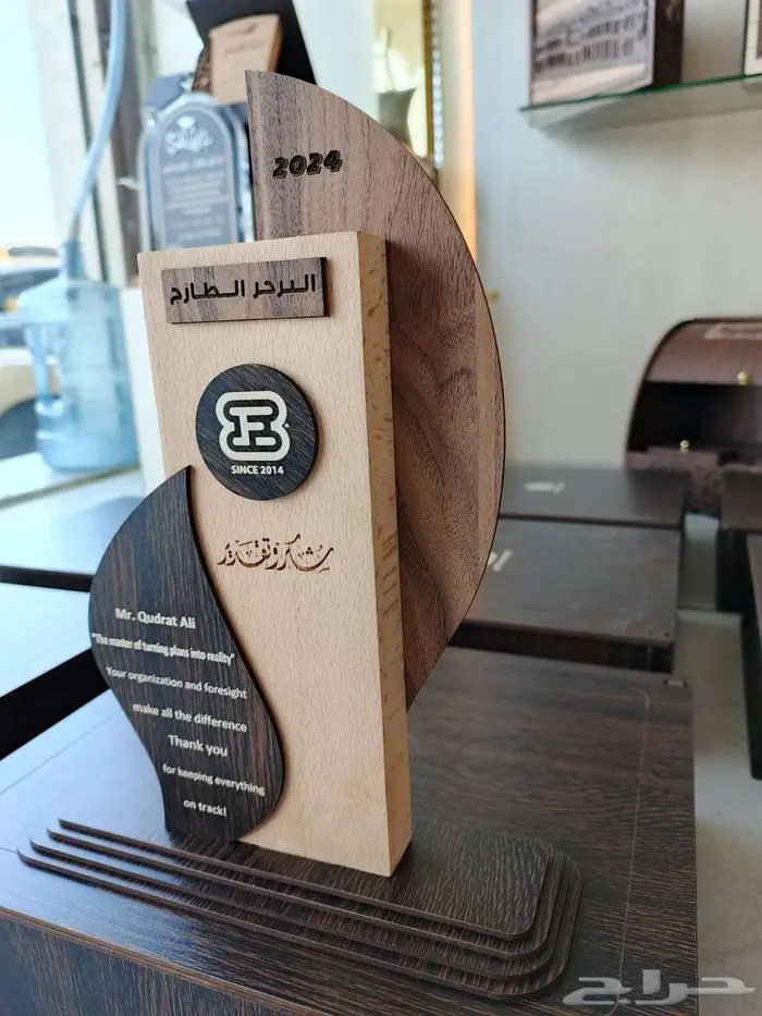 متخصصين في صناعه الدروع والمجسمات والهدايا والعلب بخاماتها 45