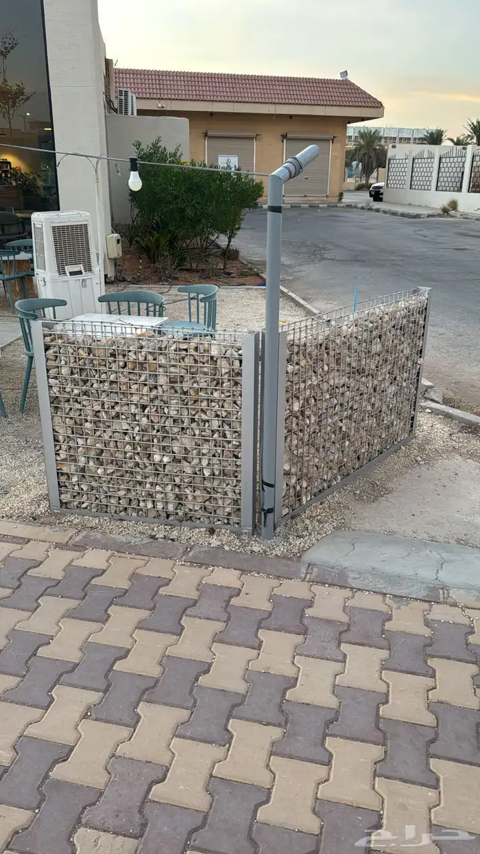 طاولات وكراسي وحواجز للبيع 0