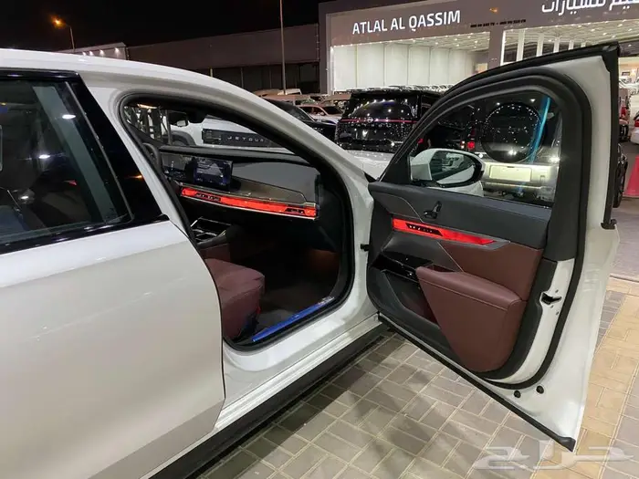بي ام دبليو 735i 2025 ابيض داخل احمر الفئة السابعة خليجي 38