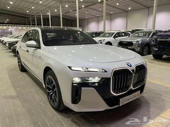 بي ام دبليو 735i 2025 ابيض داخل احمر الفئة السابعة خليجي 6