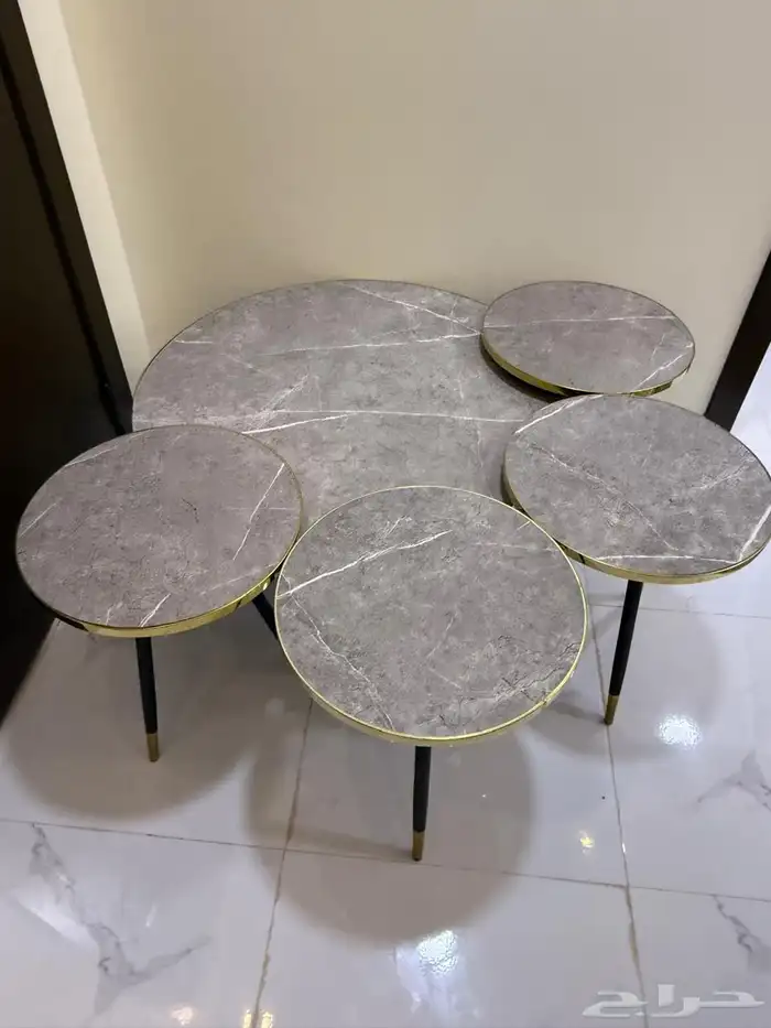 طاولة كبيرة مع اربع طارلات خدمة 0