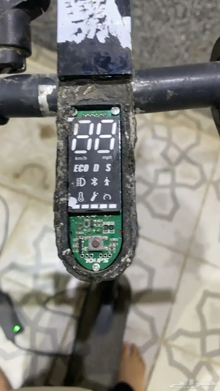 سكوتر للبيع يطفي يشتغل مع الشاحن على السوم 0