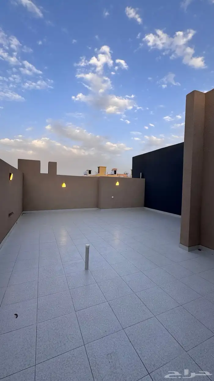 للبيع روف علوى مع ملحق بمدخل سياره مساحه كبيره 25