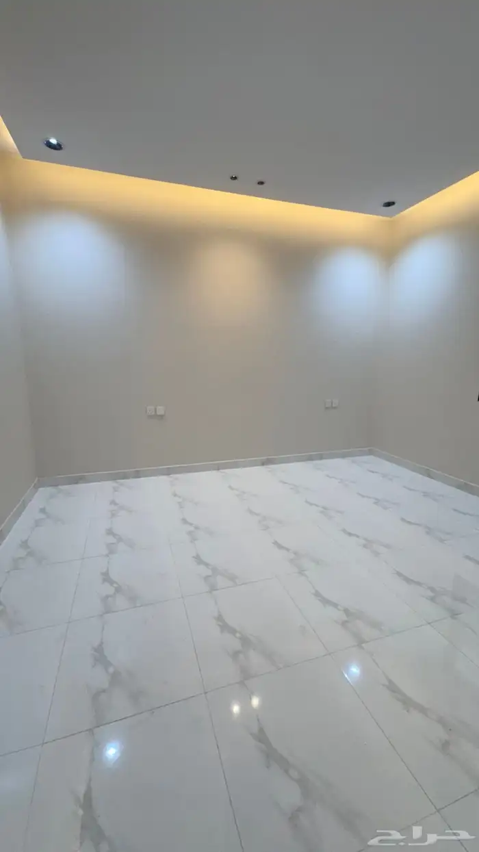 للبيع روف علوى مع ملحق بمدخل سياره مساحه كبيره 20