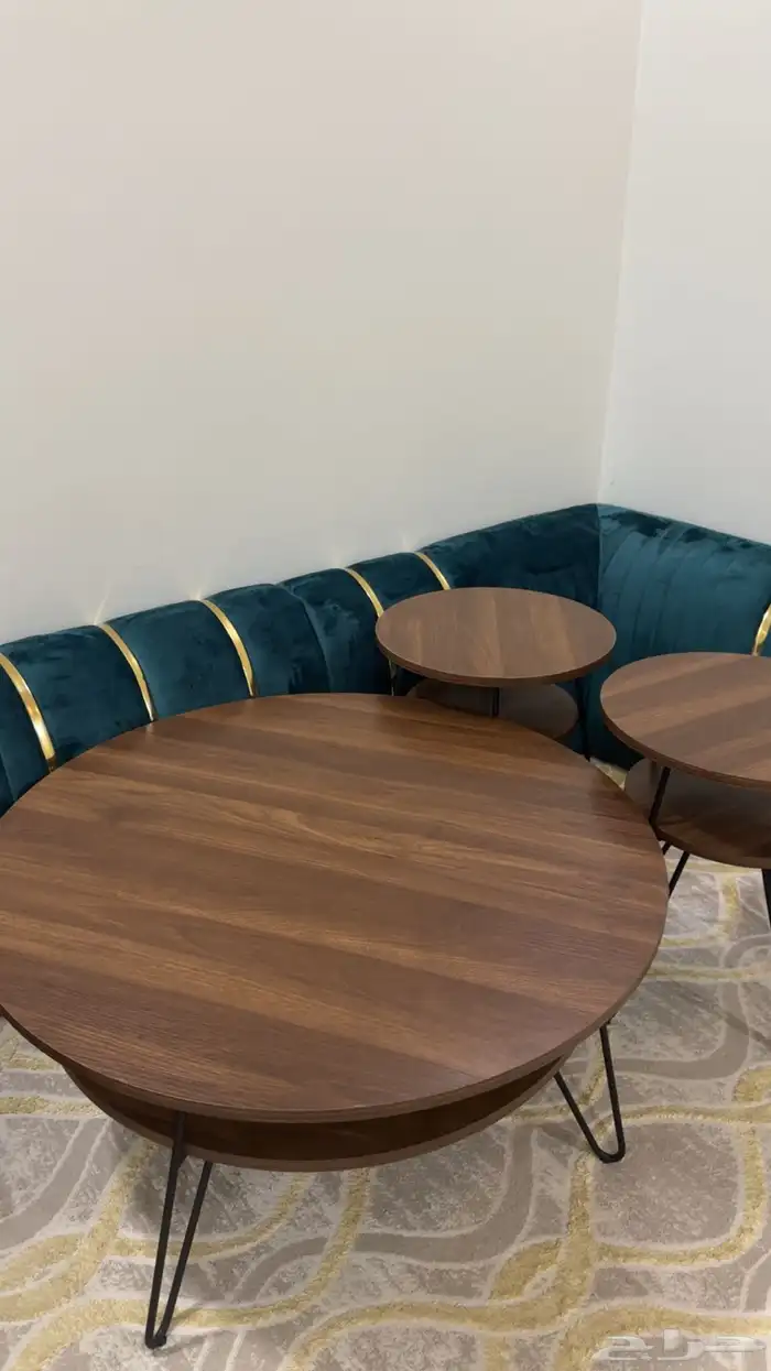 طاولة مع اربع طاولات خدمة 2