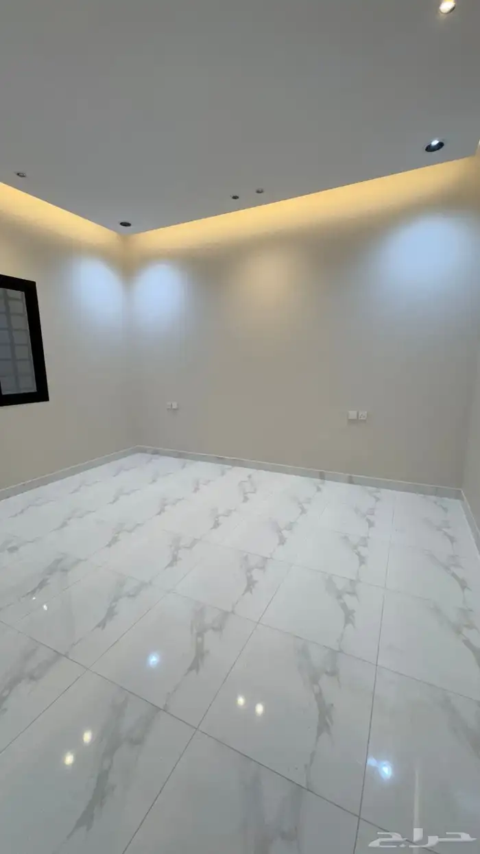 للبيع روف علوى مع ملحق بمدخل سياره مساحه كبيره 18