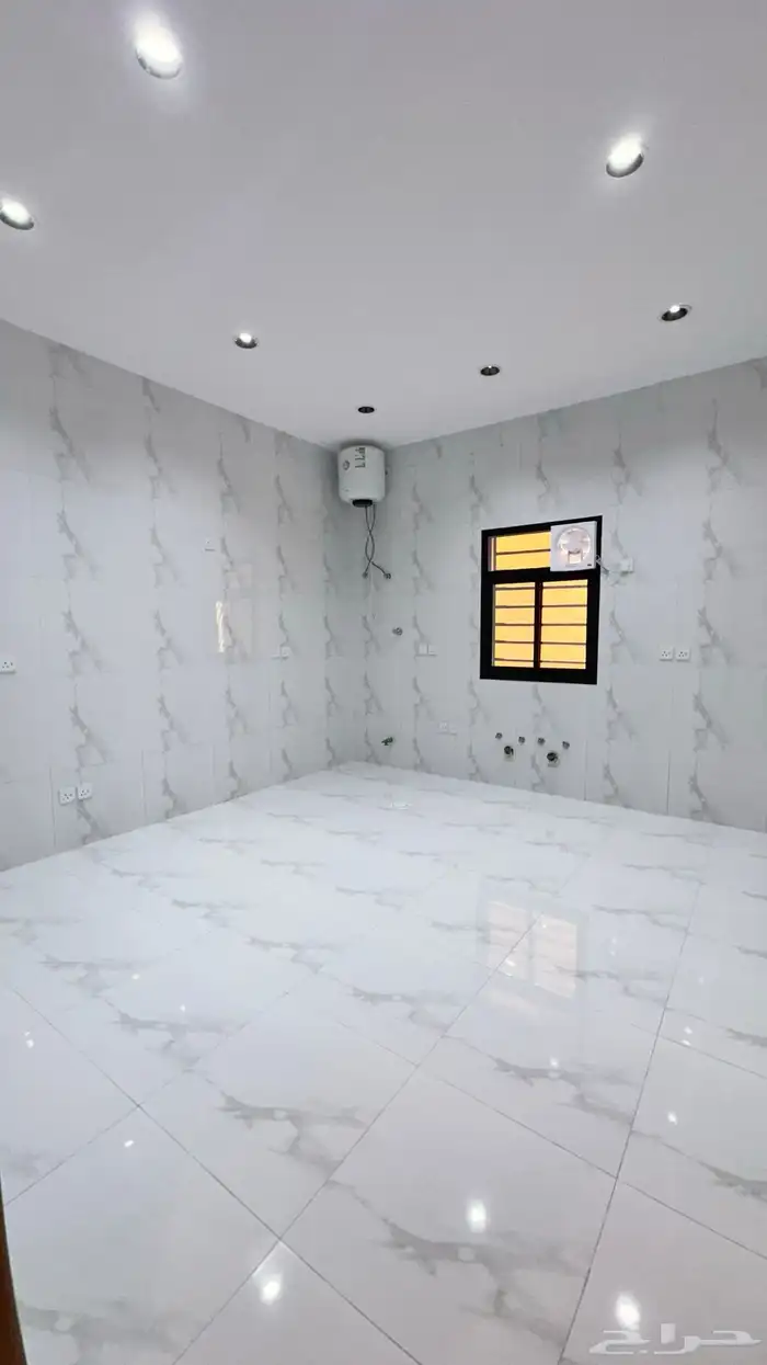 للبيع روف علوي مستقل حي النور شمال الخميس بحوش بايكه سياره 3