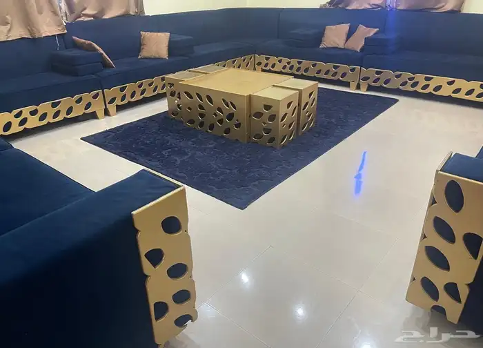 كنب 5 في 5.5 مع طاولات وسجاده 0