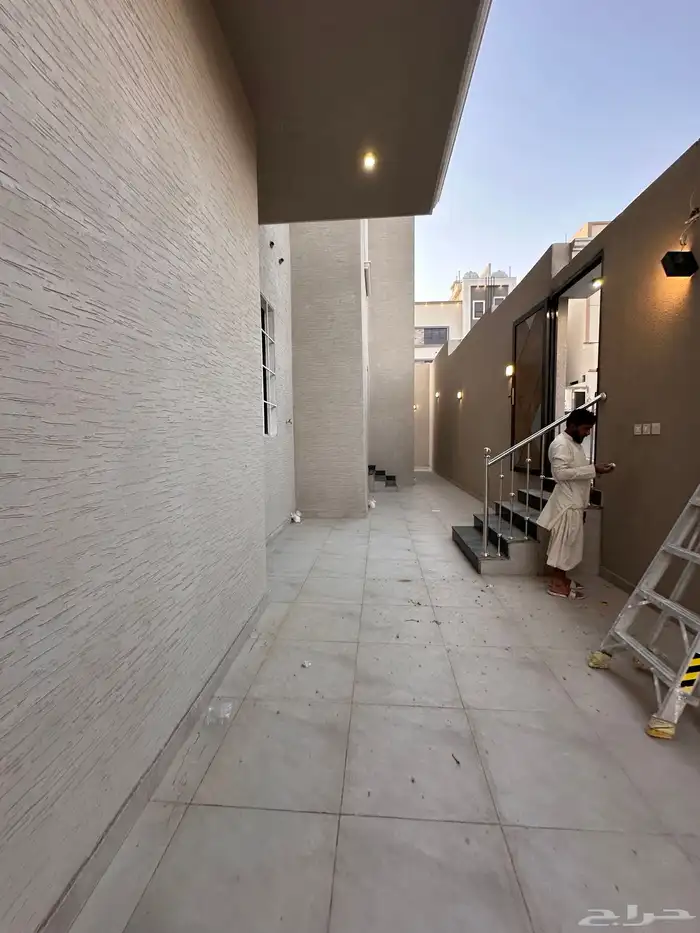ادوار تمليك ارضي بحوش كبير ومساحه 260 م ابها مقابل لافيندا 2