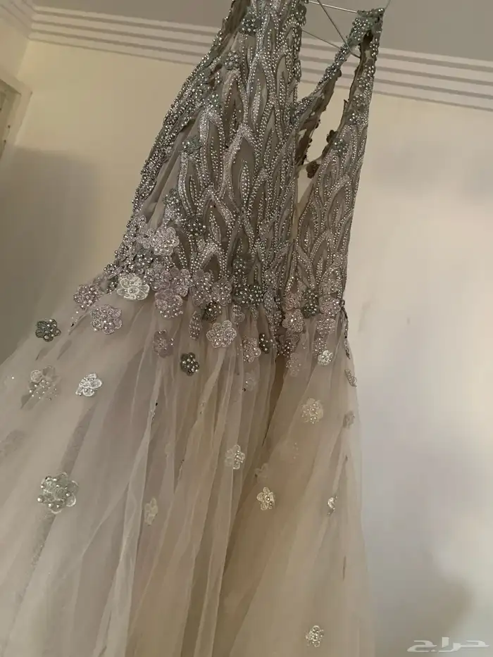 فساتين لبسه. وحده. جديده. مره. 1