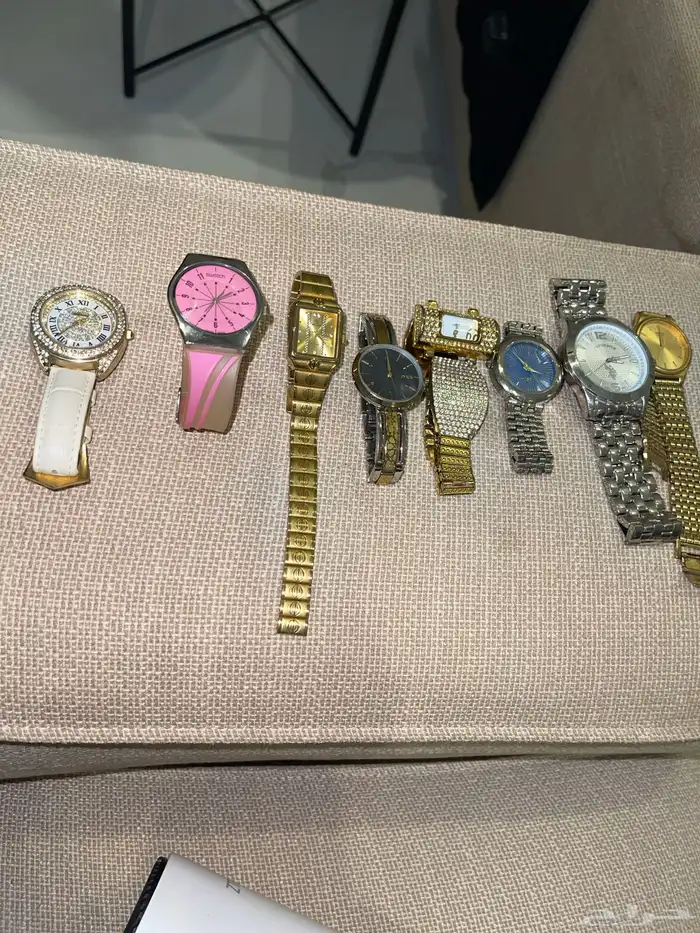للبيع 10 عطور قديمه جميله و 8 ساعات منوعه البيع للجميع 21