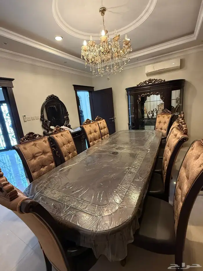 طاولة أكل وملحقاتها و طاحونه قديمه جدا 3