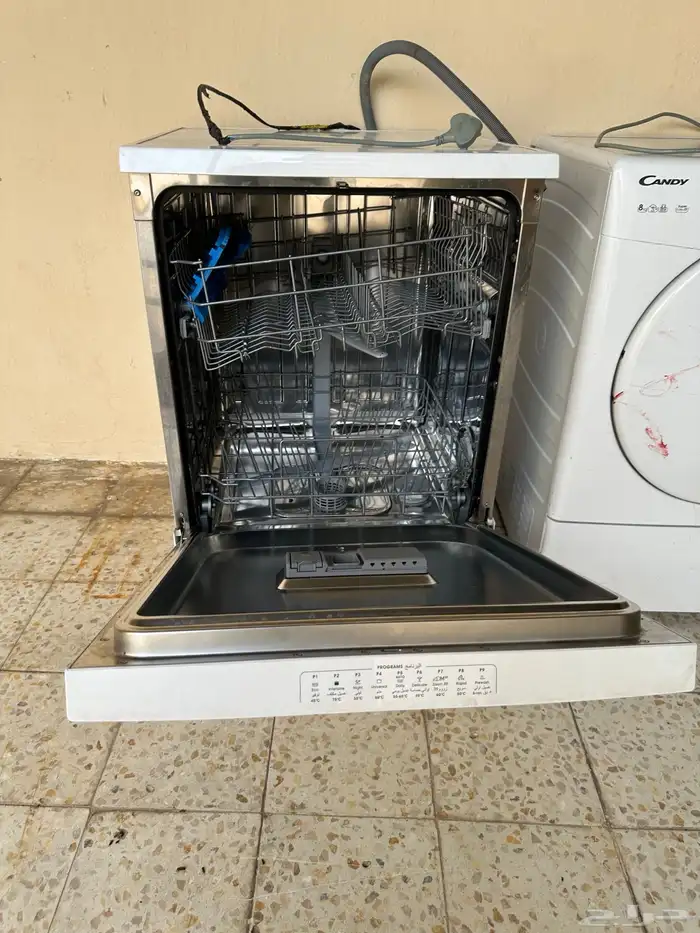 يوجد ثلاث أجهزة كهربائية أول شي غسالات جديدة 0