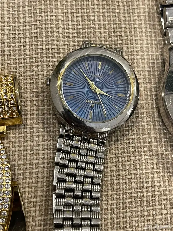 للبيع 10 عطور قديمه جميله و 8 ساعات منوعه البيع للجميع 29