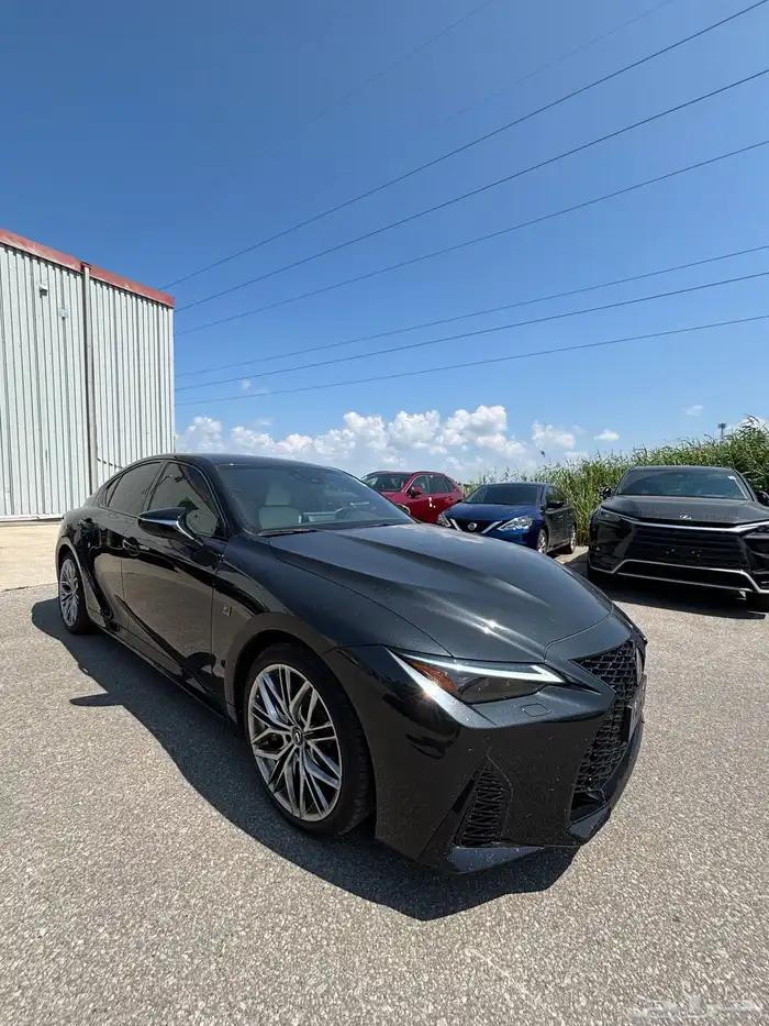 للبيع لكزز IS500 موديل 2022 - V8 بسعر خرافي جدا 3