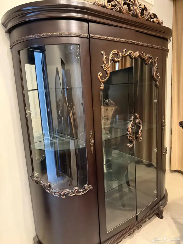 طاولة أكل وملحقاتها و طاحونه قديمه جدا 0