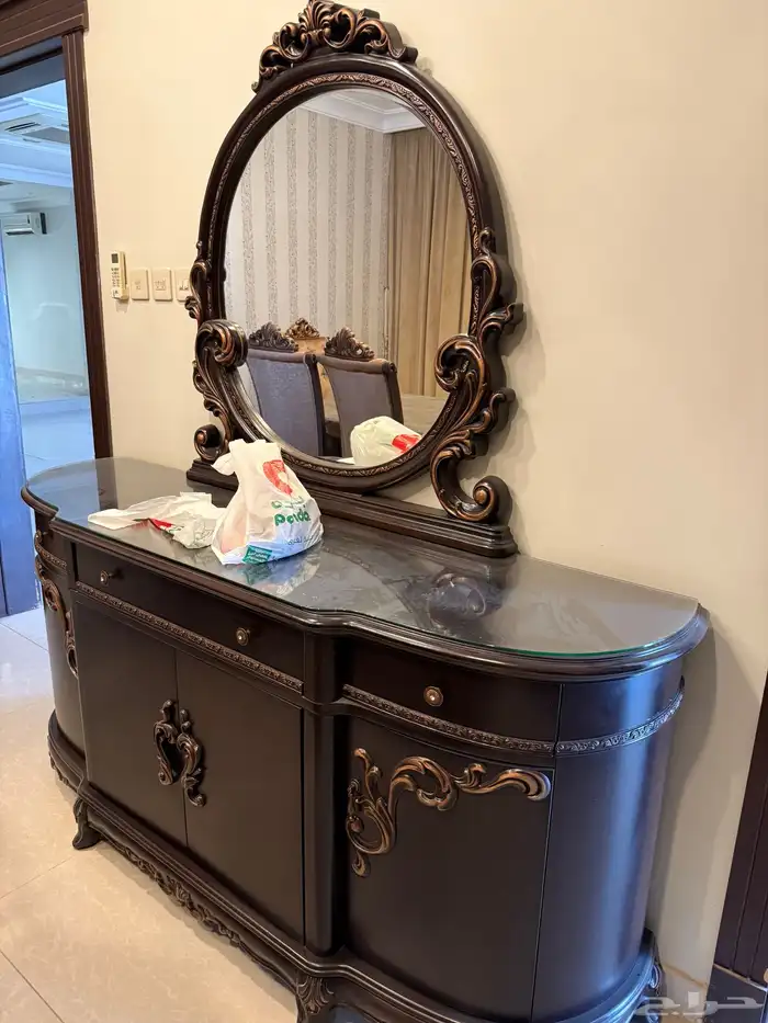 طاولة أكل وملحقاتها و طاحونه قديمه جدا 2