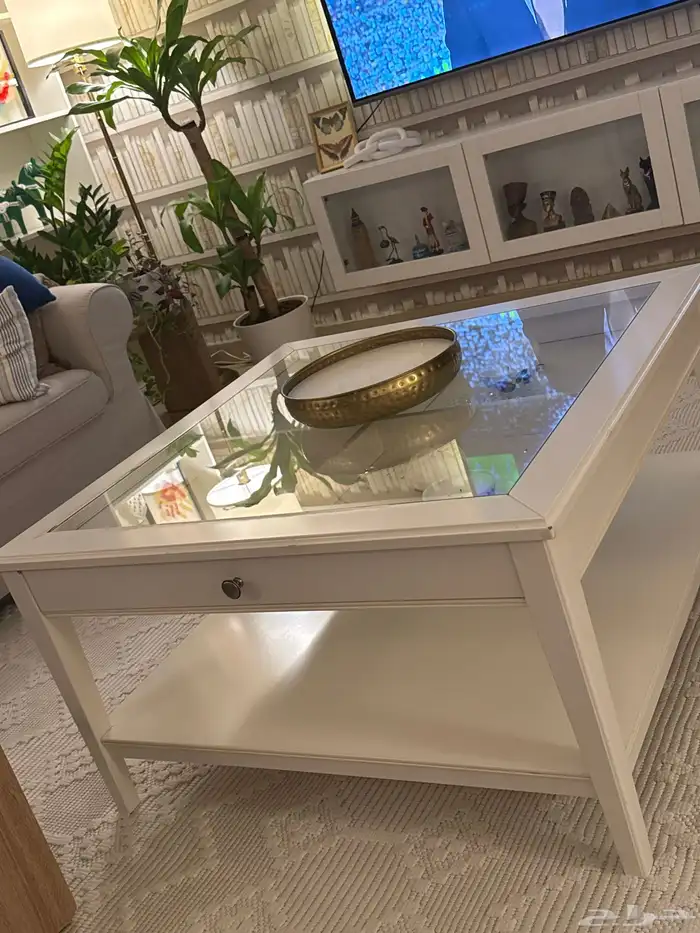 طاولة مربعة الشكل من ايكيا نظيفة جدا 1