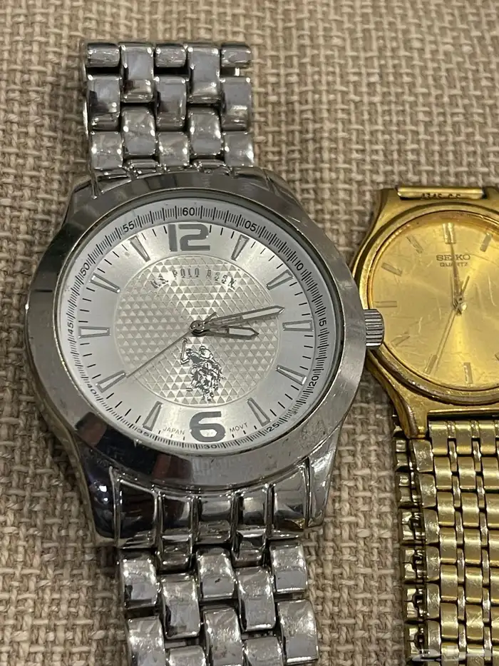 للبيع 10 عطور قديمه جميله و 8 ساعات منوعه البيع للجميع 28