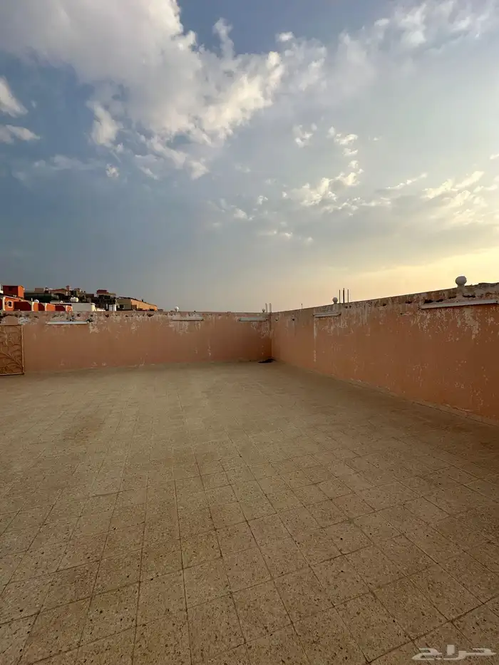 عمارة خمس شقق في أم العراد على شارعين 19