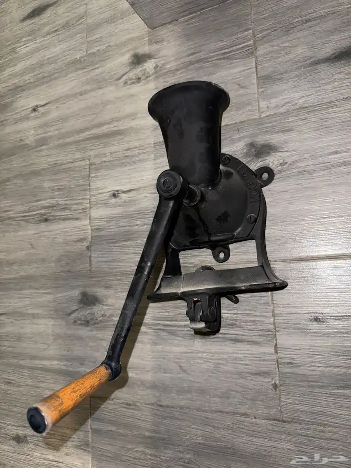 طاولة أكل وملحقاتها و طاحونه قديمه جدا 4