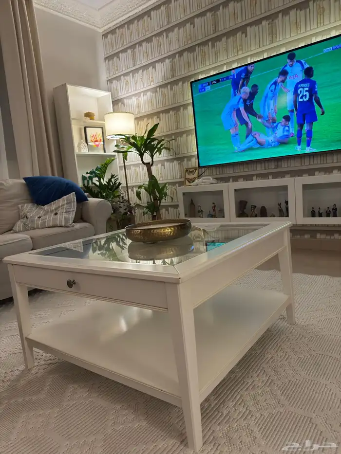 طاولة مربعة الشكل من ايكيا نظيفة جدا 0