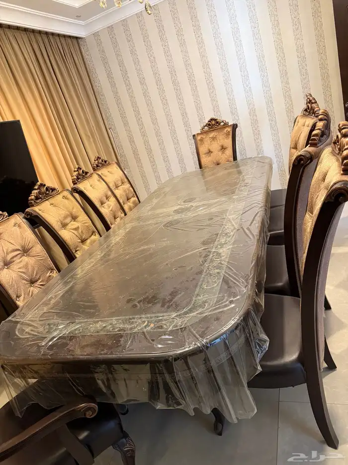 طاولة أكل وملحقاتها و طاحونه قديمه جدا 1